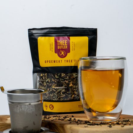 Opgewekt zwarte thee met citroengras