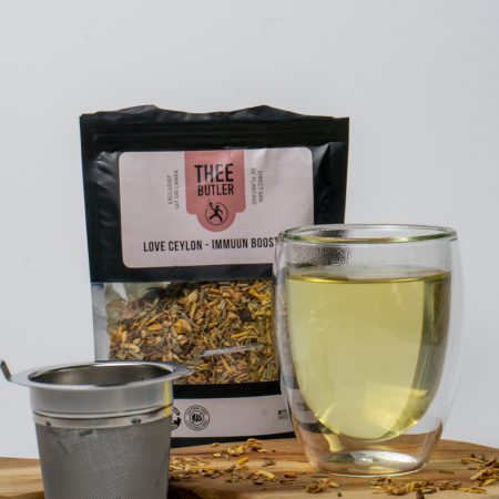 Glazen kopje Immuun Booster kruidenthee met vanille en amandel