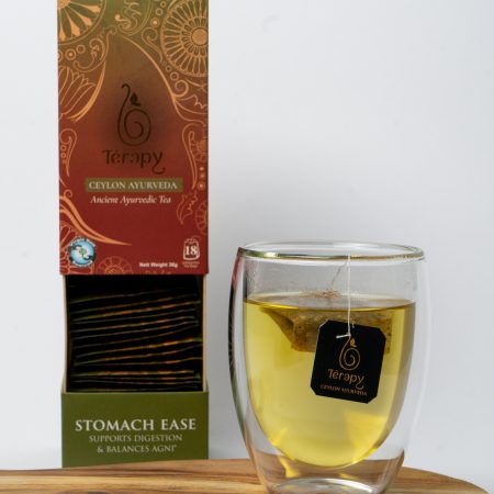 Stomach Ease kruidenmelange in een glazen kopje thee